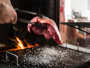 La cucina dispone di un'ampia griglia e piastre per cucinare la carne in modo ideale